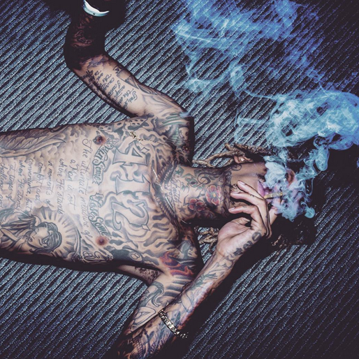 Wiz Khalifa puffar på. Wiz Khalifa puffar på.